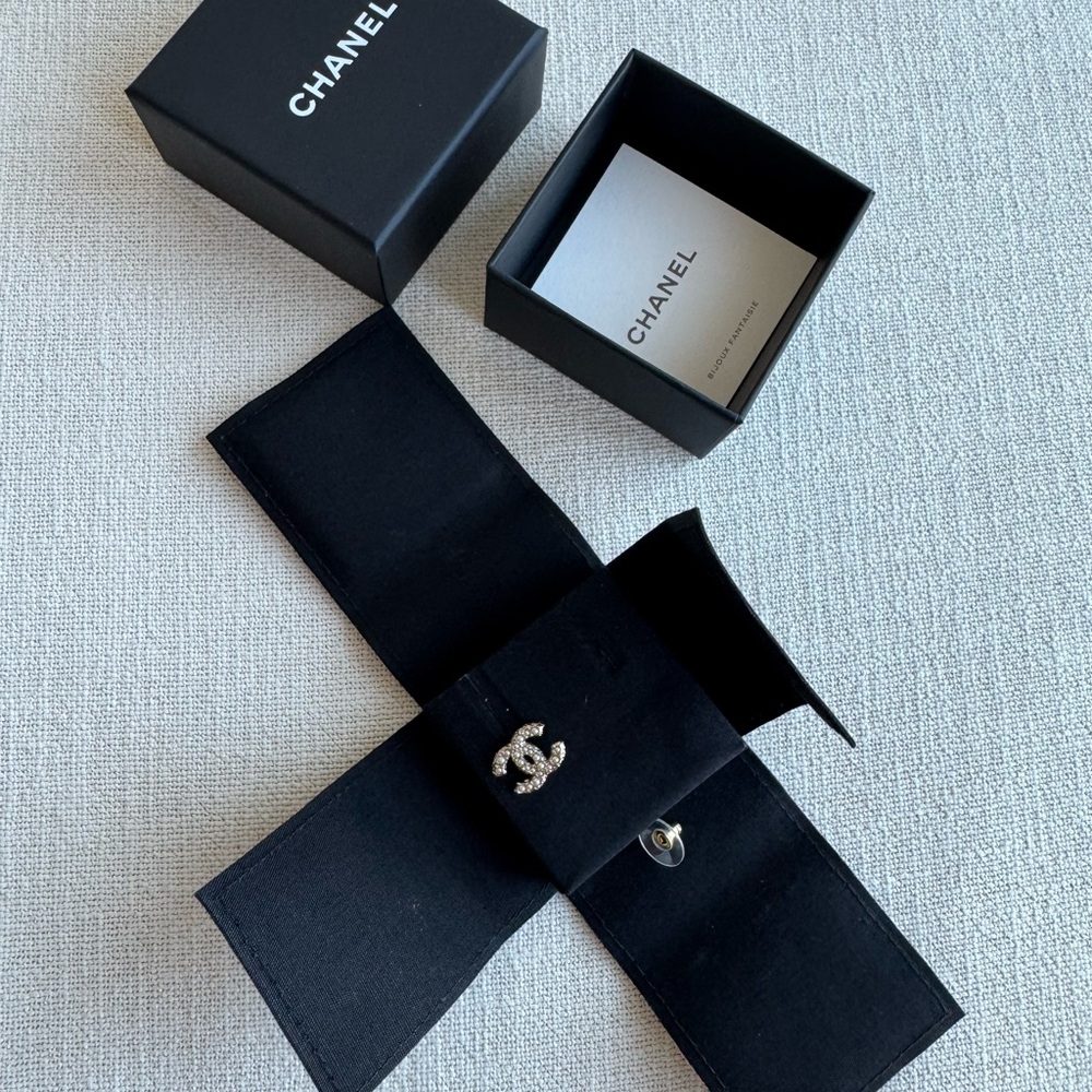 Chanel Pearl/Gold Earring (Single)